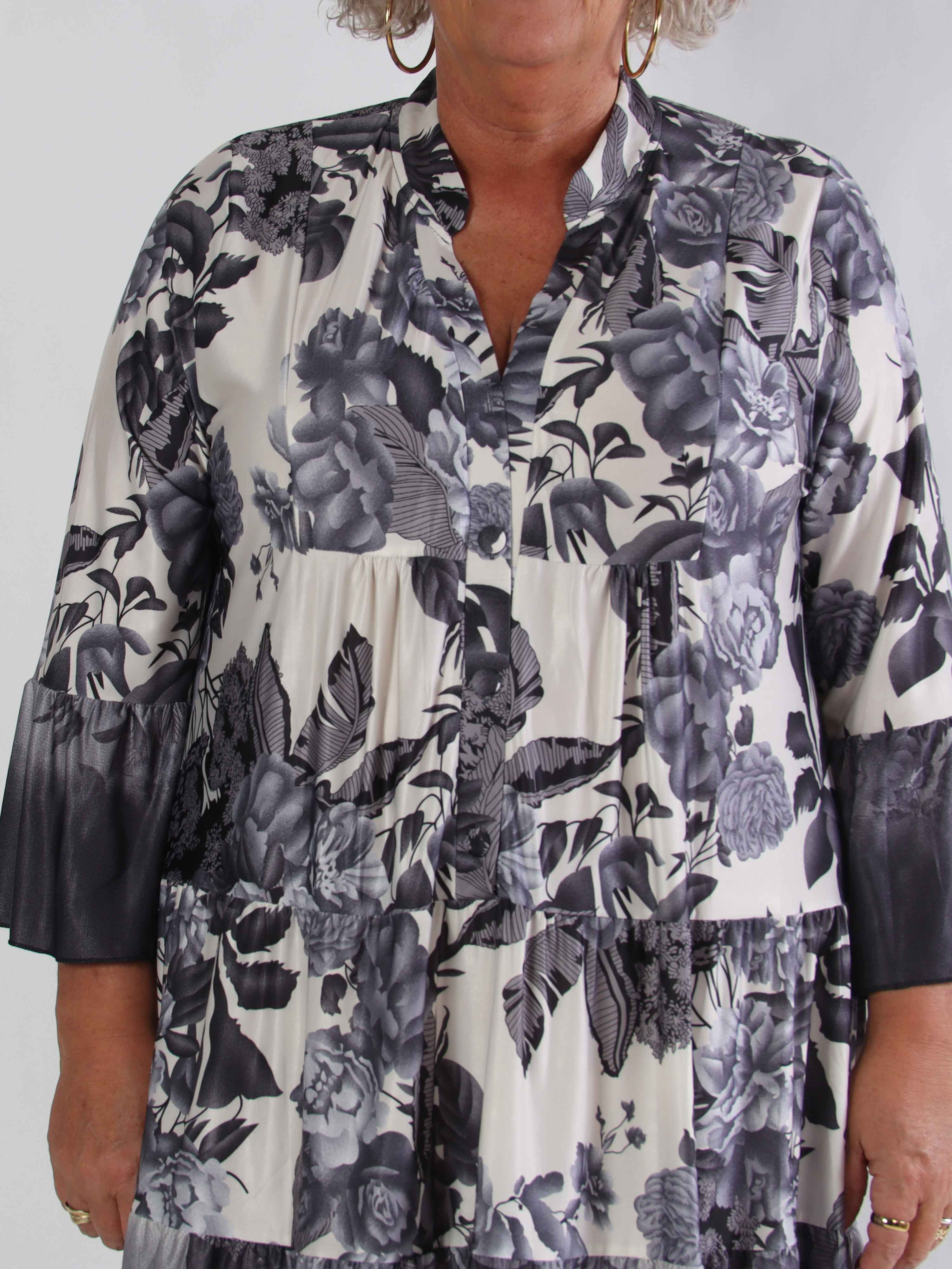 Milania Flower - Elastisk blomstret plus size kjole med flæselag